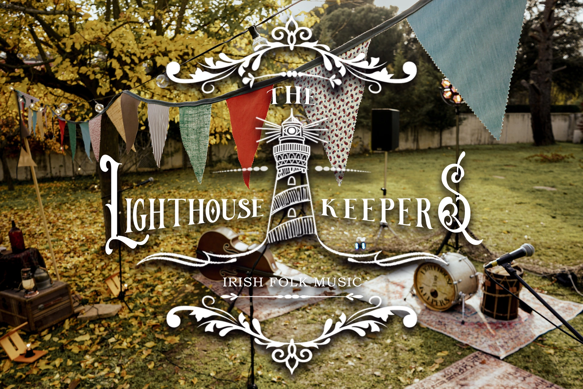 Logo de The Lighthouse Keepers sobre imagen del escenario