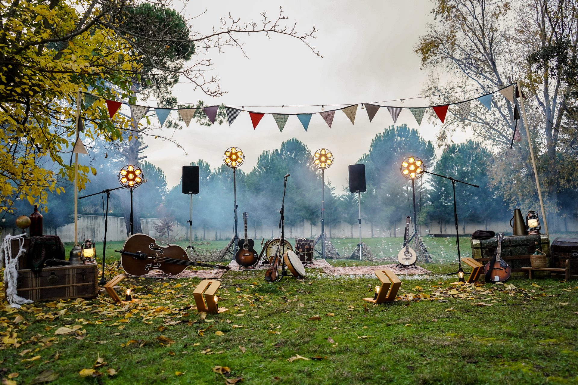Escenario montado al aire libre con todos los instrumentos y luces vintage